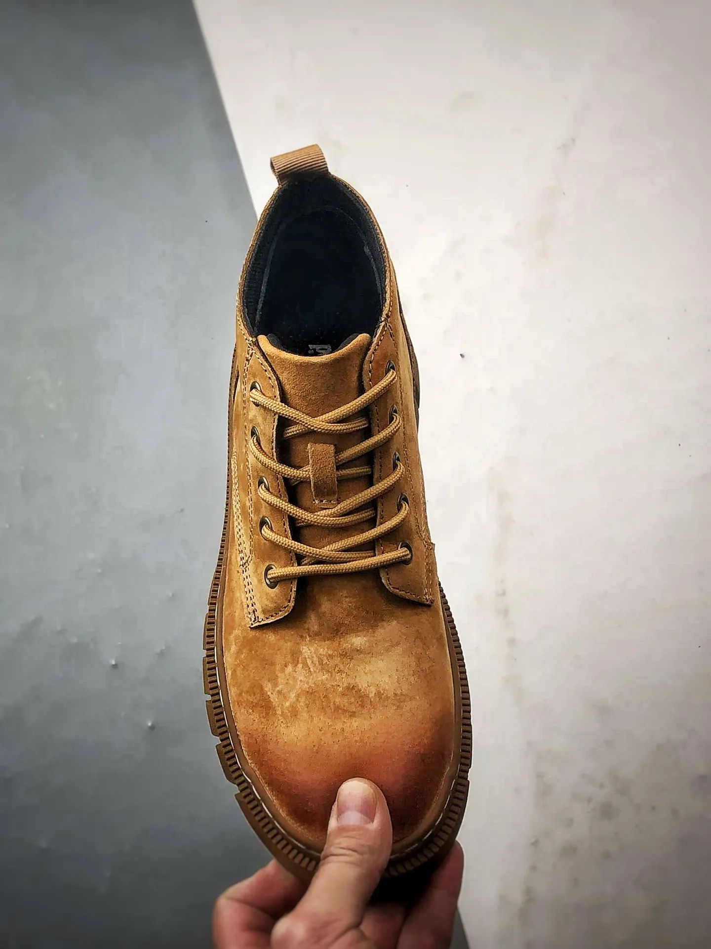 💰440 Timberland 25 autumn and winter must-have outdoor casual mid-cut rhubarb boots #Guangdong Dachang quality, original box and original packaging, fashionable and trendy matching. The fabric is made of Italian 🇮🇹 top-grade frosted fine-grained cowhide. Lightweight outsole. It is equipped with anti-odor and anti-corrosion genuine leather latex insoles. The outsole and hardware are all made from OEM raw materials. It is the same as the original Goodyear and will never be glued. Good products do not kill pigs. The quality of the first order is strictly controlled. Exclusively launched on the entire network. There is no doubt about the quality. The whole set is packaged in the same official website to give you the perfect wearing experience. The quality is exquisite and durable. A must-have for sportsmen. Specially designed to prevent handsomeness. High-quality and first-class foot feel. Special for cold protection and outdoor use this winter. Casual matching for daily use. Item No.: TB99248 Size: 39 40 41 42 43 44 (standard size)